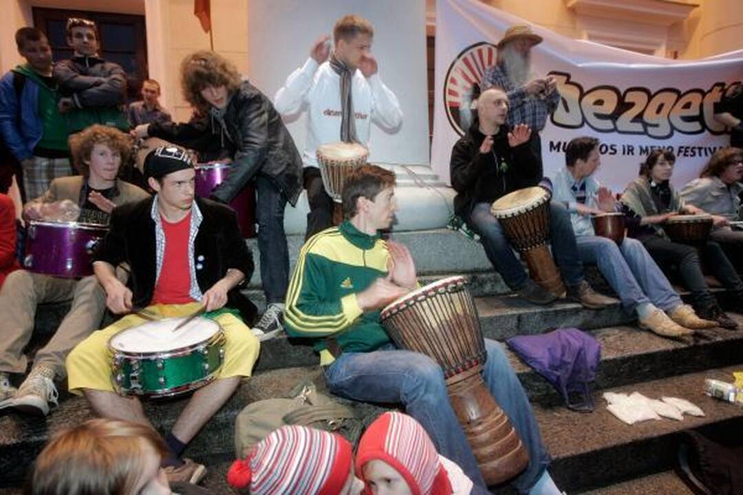 Gatvės muzikos dienos stebuklas - dešimtys būgnų išbaidė debesis