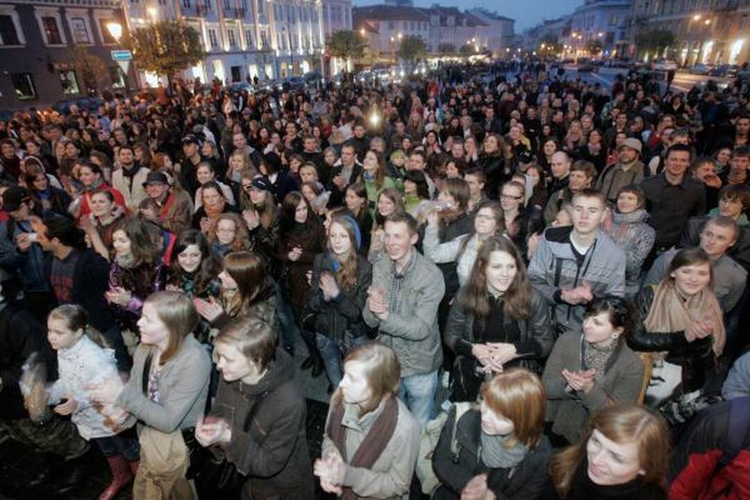 Gatvės muzikos dienos stebuklas - dešimtys būgnų išbaidė debesis