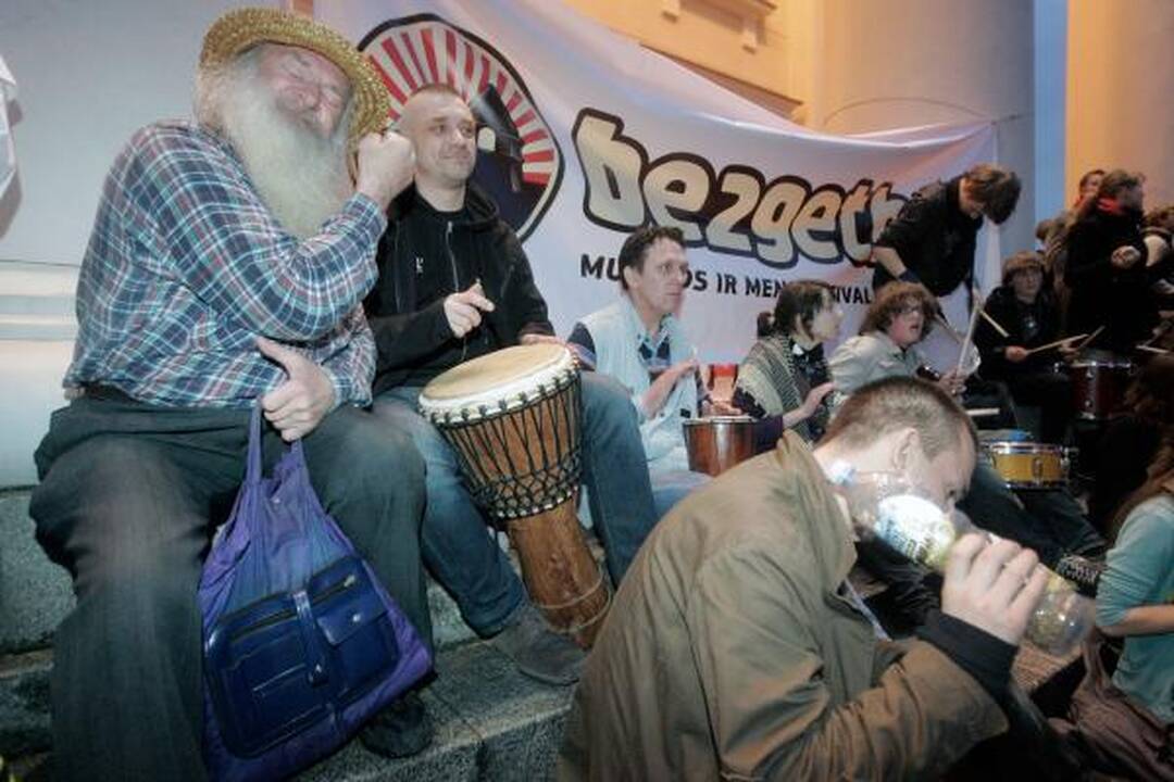 Gatvės muzikos dienos stebuklas - dešimtys būgnų išbaidė debesis
