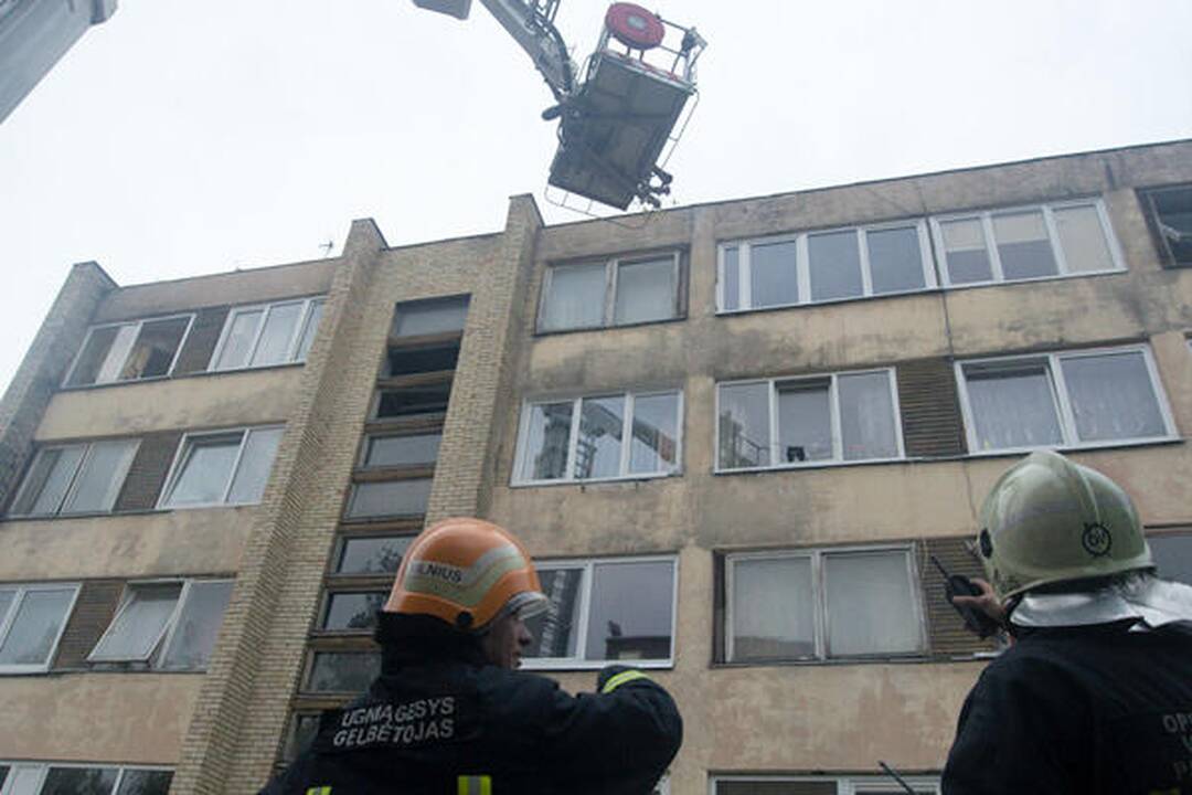 Iš degančio bendrabučio evakuoti visi jo gyventojai (papildyta)