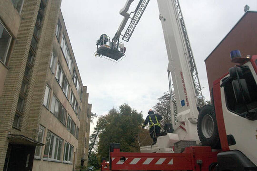 Iš degančio bendrabučio evakuoti visi jo gyventojai (papildyta)