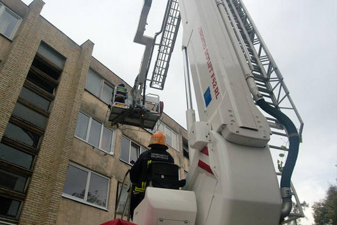 Iš degančio bendrabučio evakuoti visi jo gyventojai (papildyta)
