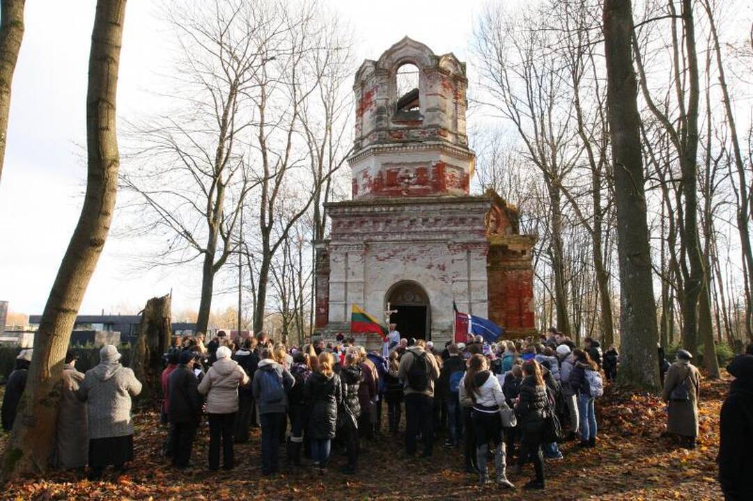 Šv. Sergijaus Radonežiečio cerkvę sušildė žvakių šviesa