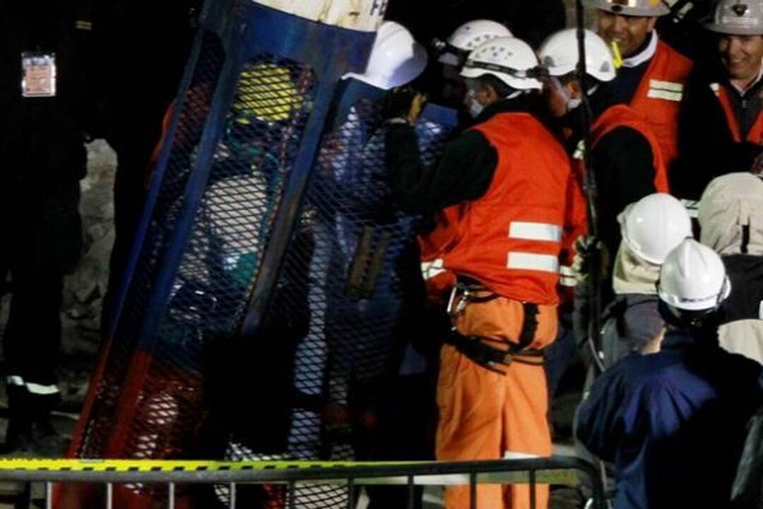 Po žeme įstrigę Čilės kalnakasiai keliami į paviršių (tiesioginė transliacija)