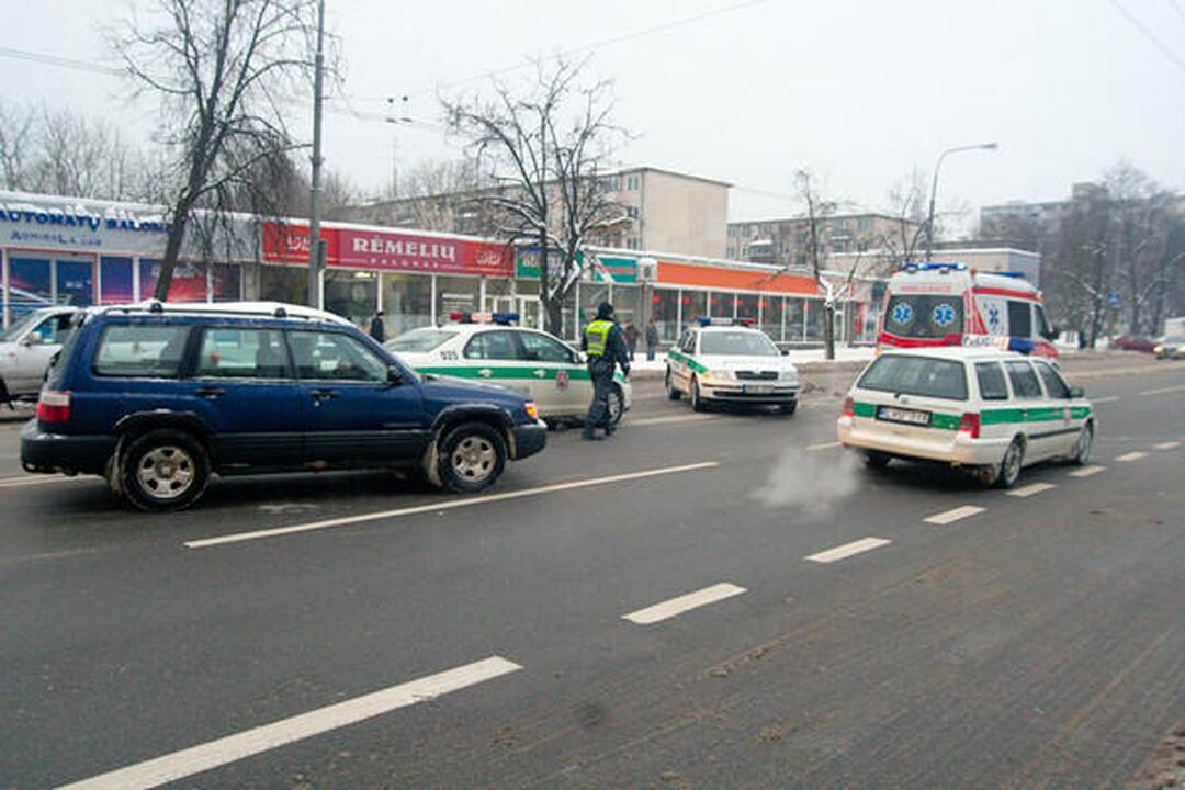 Visureigis taranavo Vilniaus patrulių automobilį, sužalota policininkė
