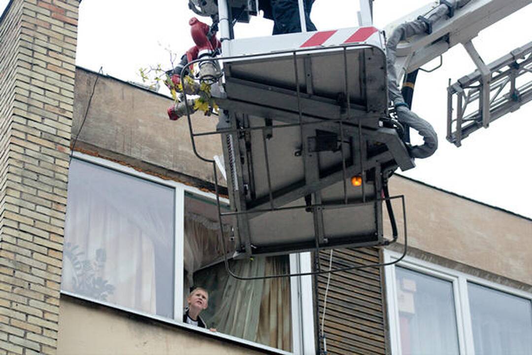 Iš degančio bendrabučio evakuoti visi jo gyventojai (papildyta)