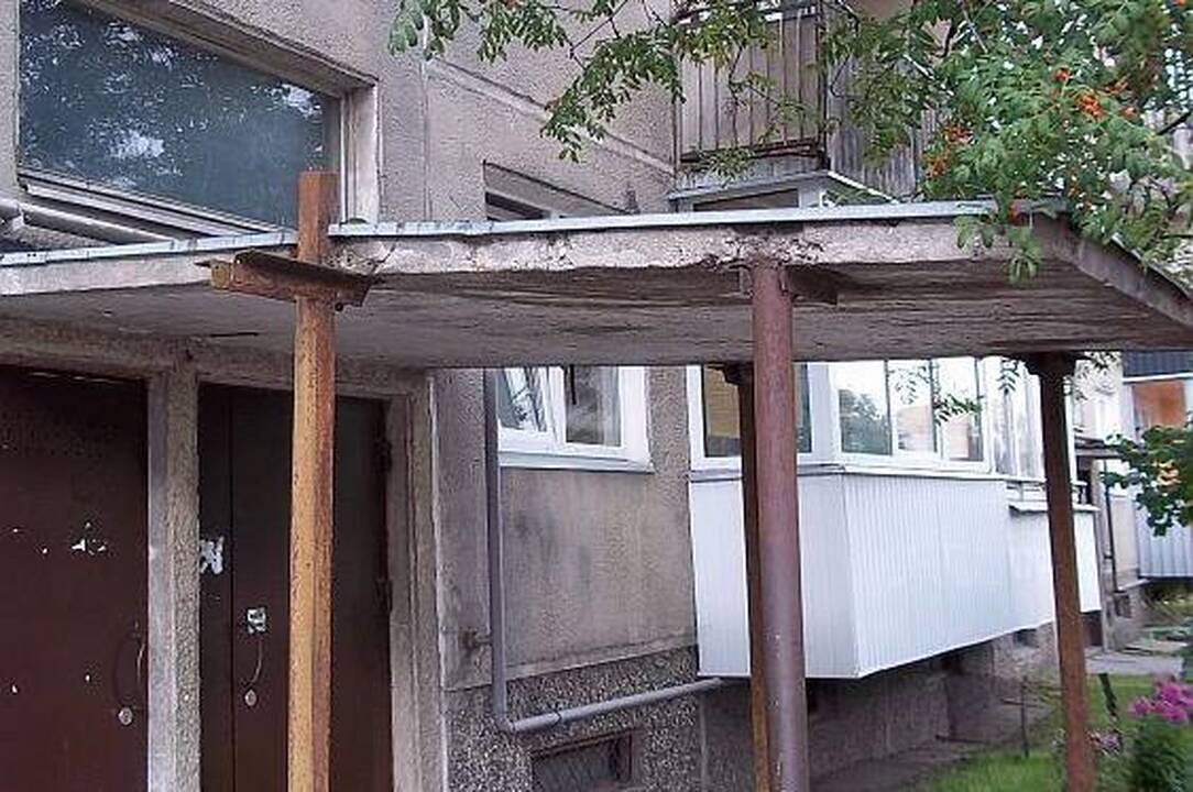Seni laiptinių stogeliai – grėsmė gyventojams