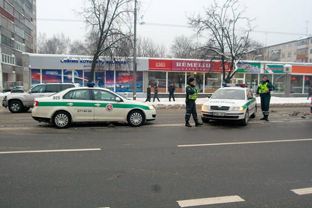 Visureigis taranavo Vilniaus patrulių automobilį, sužalota policininkė