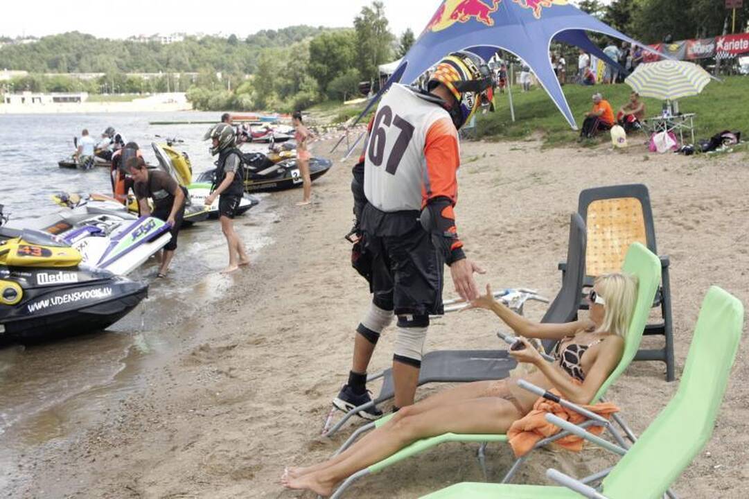 Vandens motociklai grūmėsi Lampėdžio ežere