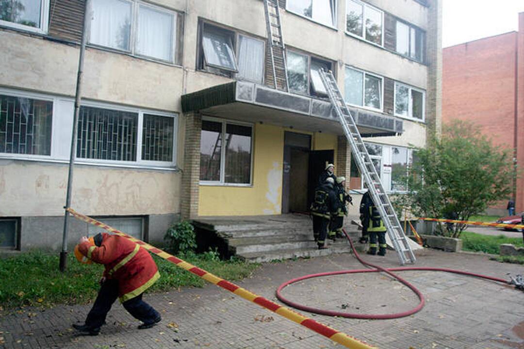 Iš degančio bendrabučio evakuoti visi jo gyventojai (papildyta)