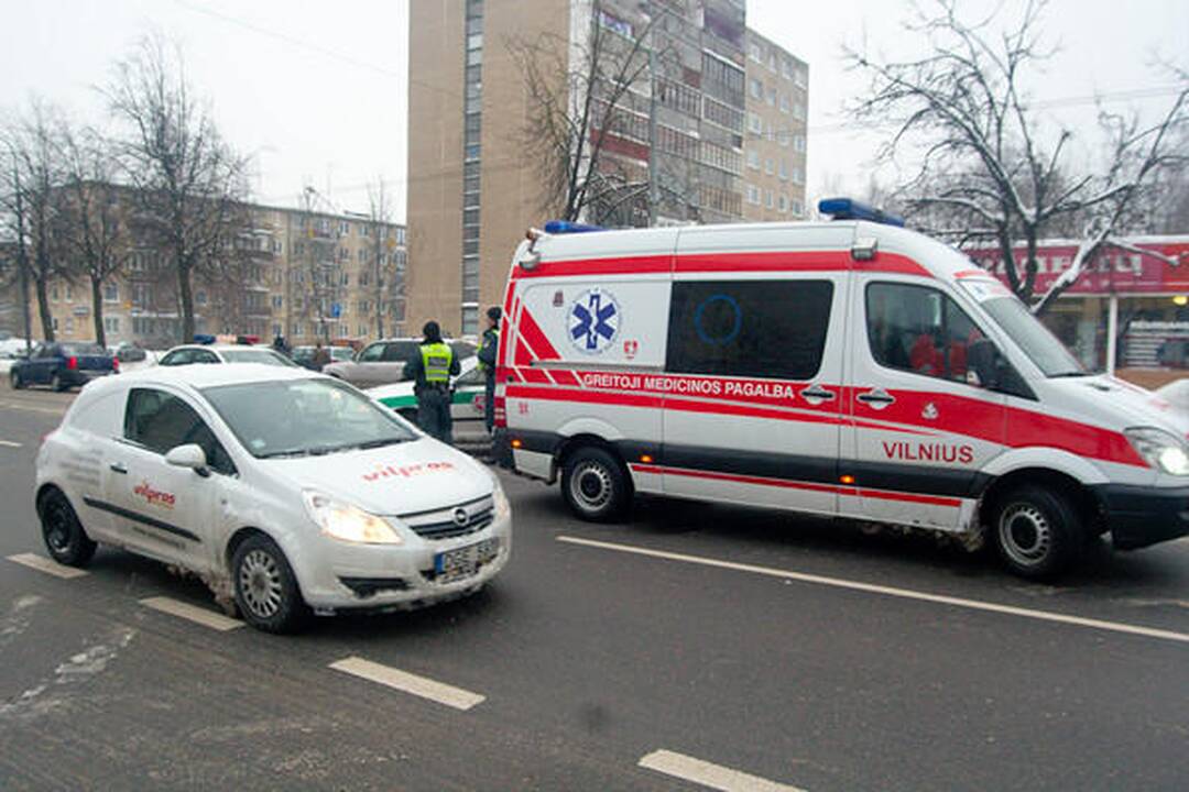 Visureigis taranavo Vilniaus patrulių automobilį, sužalota policininkė