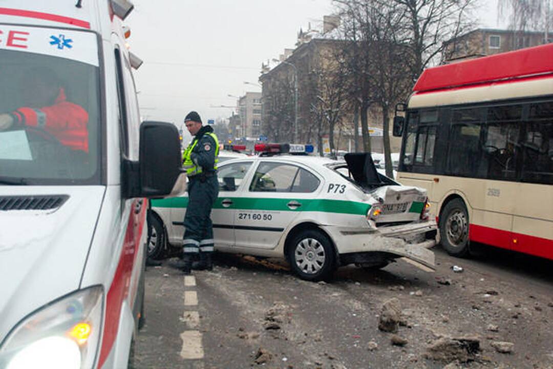Visureigis taranavo Vilniaus patrulių automobilį, sužalota policininkė