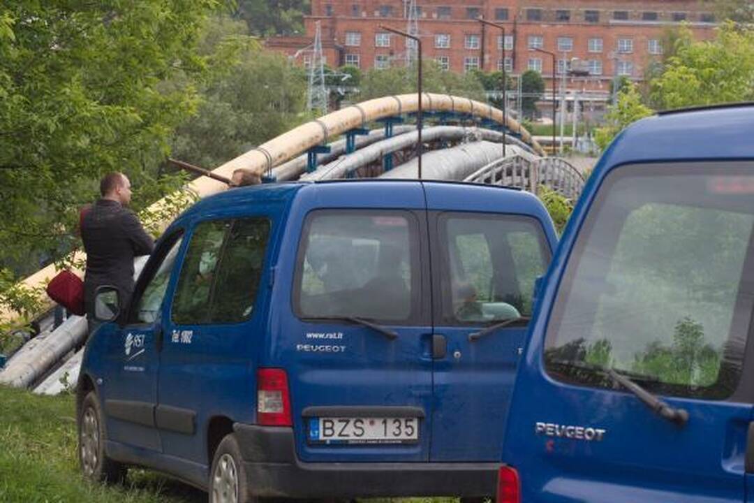 Sostinėje ant tilto nuo elektros išlydžio smarkiai apdegė paauglys