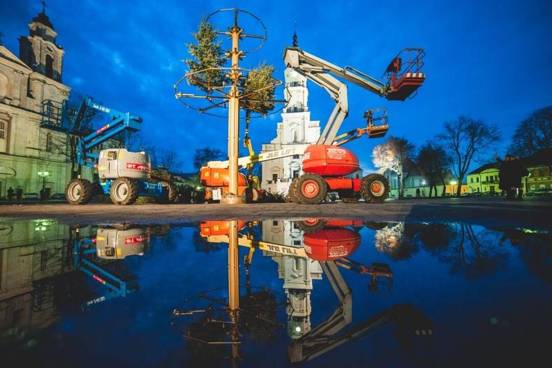 Rotušės aikštėje ryškėja auksinės Kalėdų eglės kontūrai