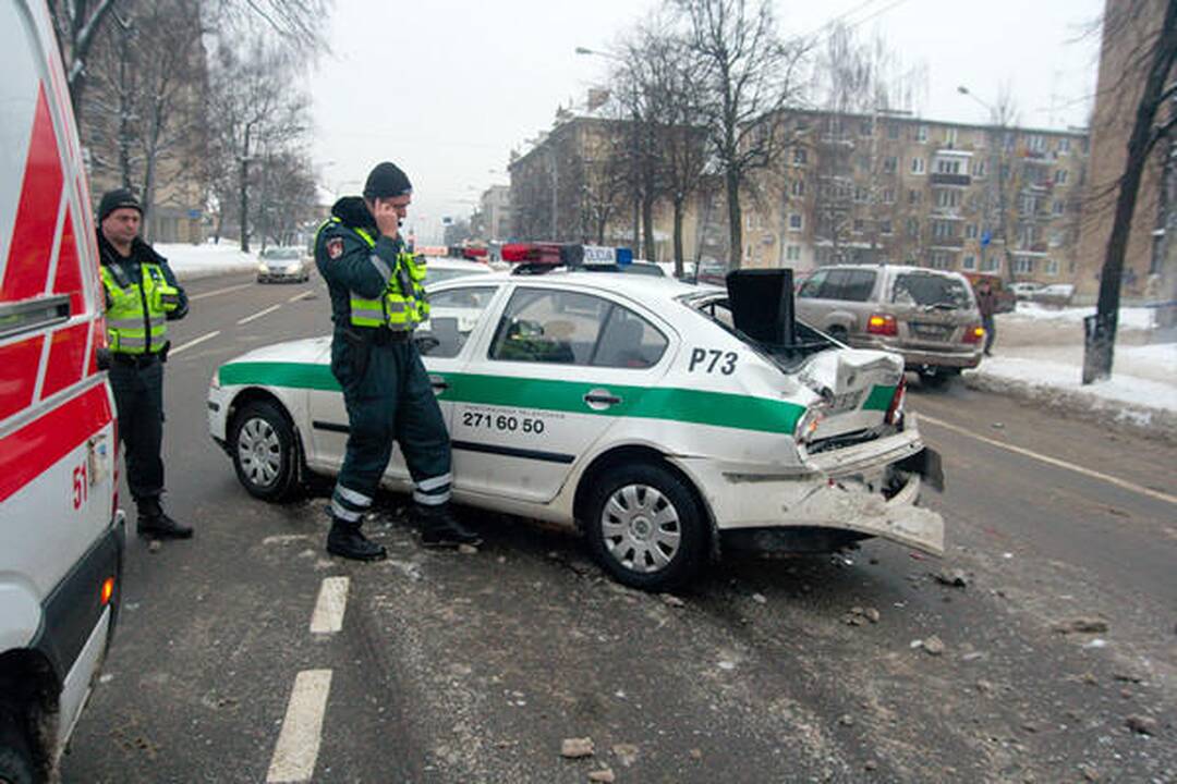 Visureigis taranavo Vilniaus patrulių automobilį, sužalota policininkė