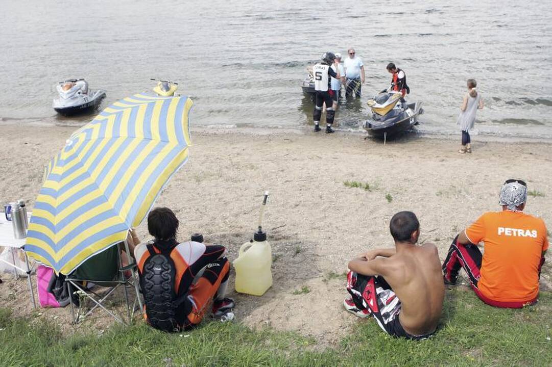 Vandens motociklai grūmėsi Lampėdžio ežere