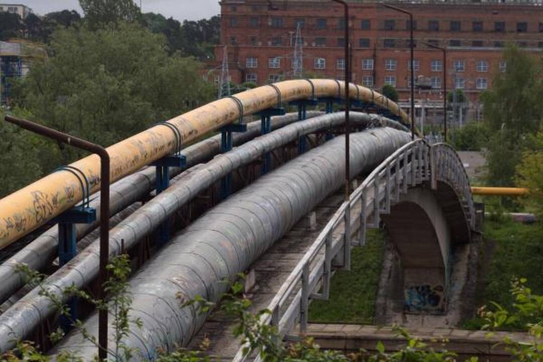Sostinėje ant tilto nuo elektros išlydžio smarkiai apdegė paauglys