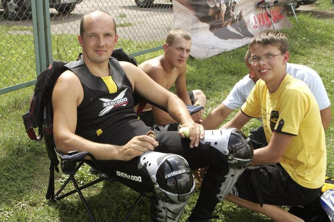 Vandens motociklai grūmėsi Lampėdžio ežere