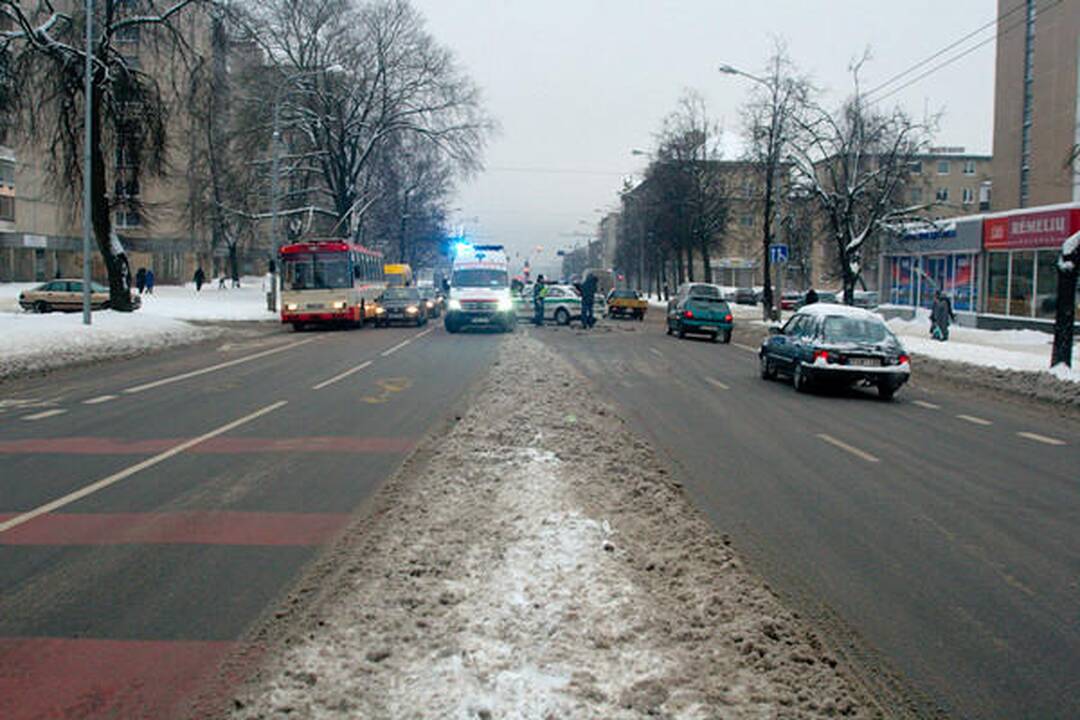 Visureigis taranavo Vilniaus patrulių automobilį, sužalota policininkė