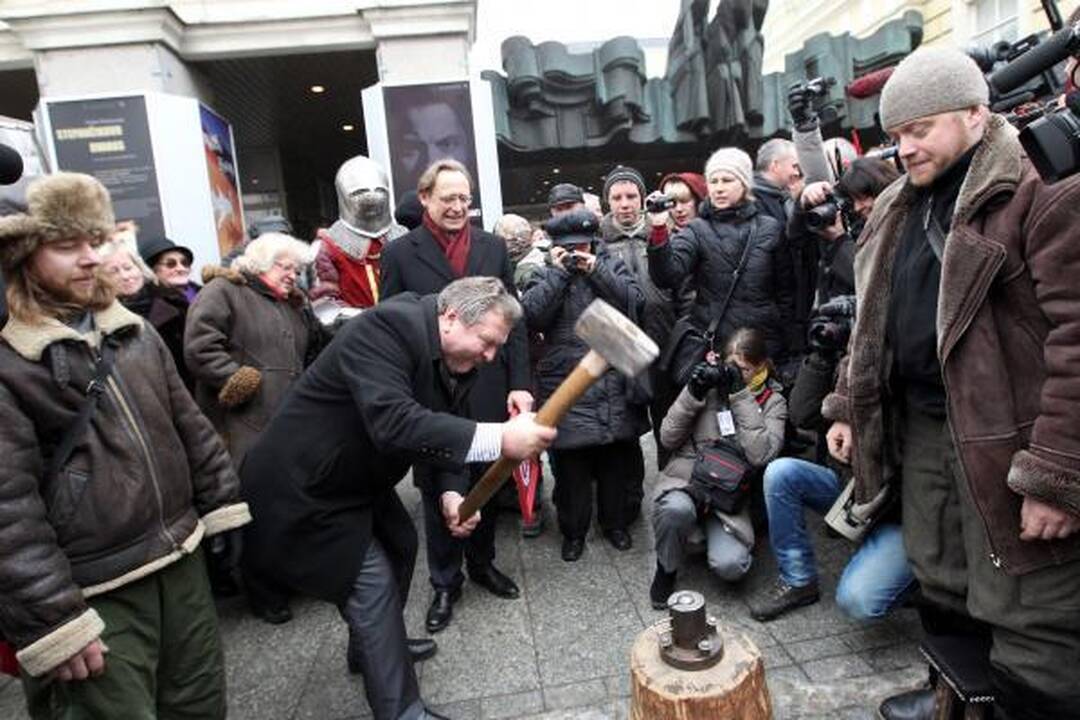 Kaziuko mugėje R.Alekna mokėsi kalti pinigus