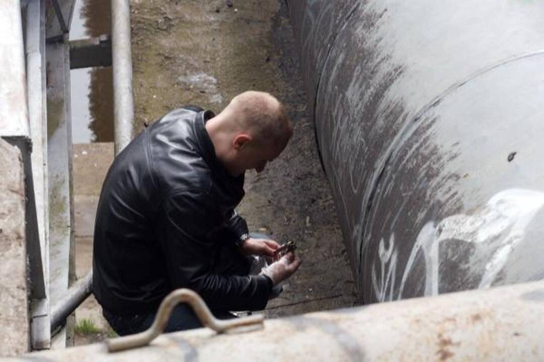 Sostinėje ant tilto nuo elektros išlydžio smarkiai apdegė paauglys