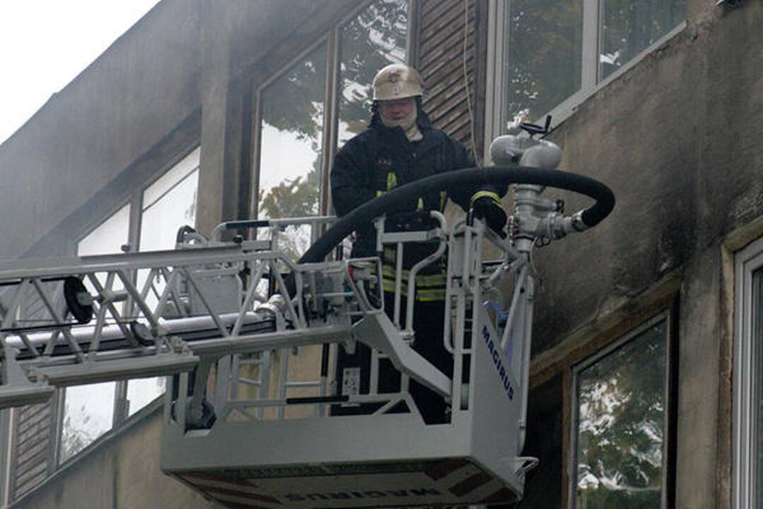 Iš degančio bendrabučio evakuoti visi jo gyventojai (papildyta)