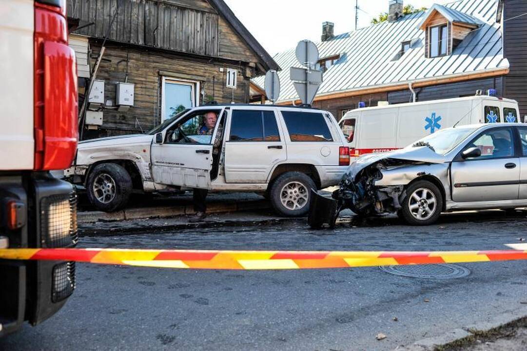 Kaune automobilis rėžėsi į namą, pėsčiasis per stebuklą liko gyvas