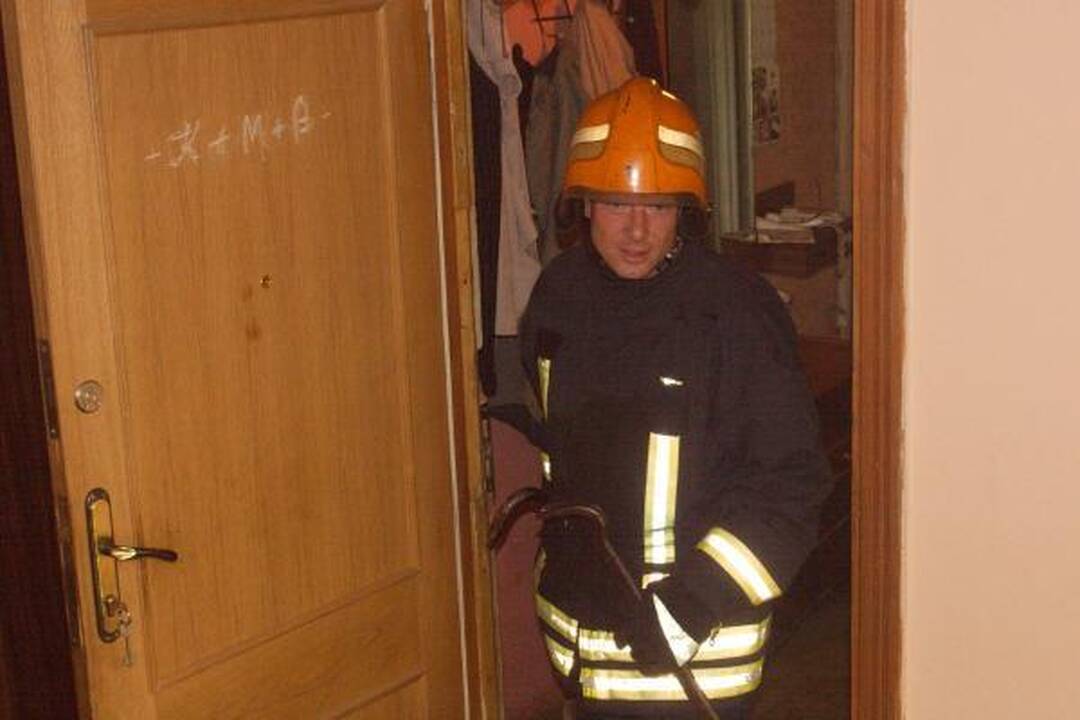 Sostinės ugniagesiai išgelbėjo senuką