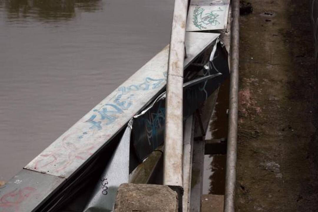 Sostinėje ant tilto nuo elektros išlydžio smarkiai apdegė paauglys