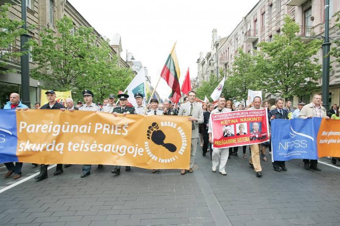 Pareigūnai sostinėje mitingavo prieš skurdinimą
