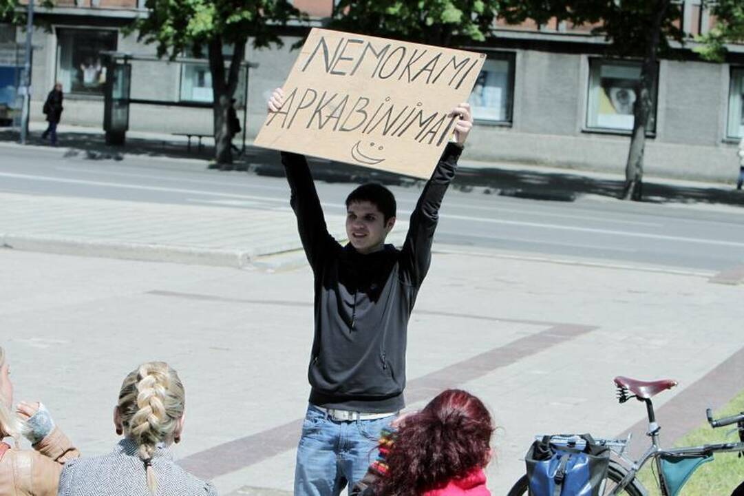 Klaipėdiečiams „dalijo“ nemokamus apkabinimus
