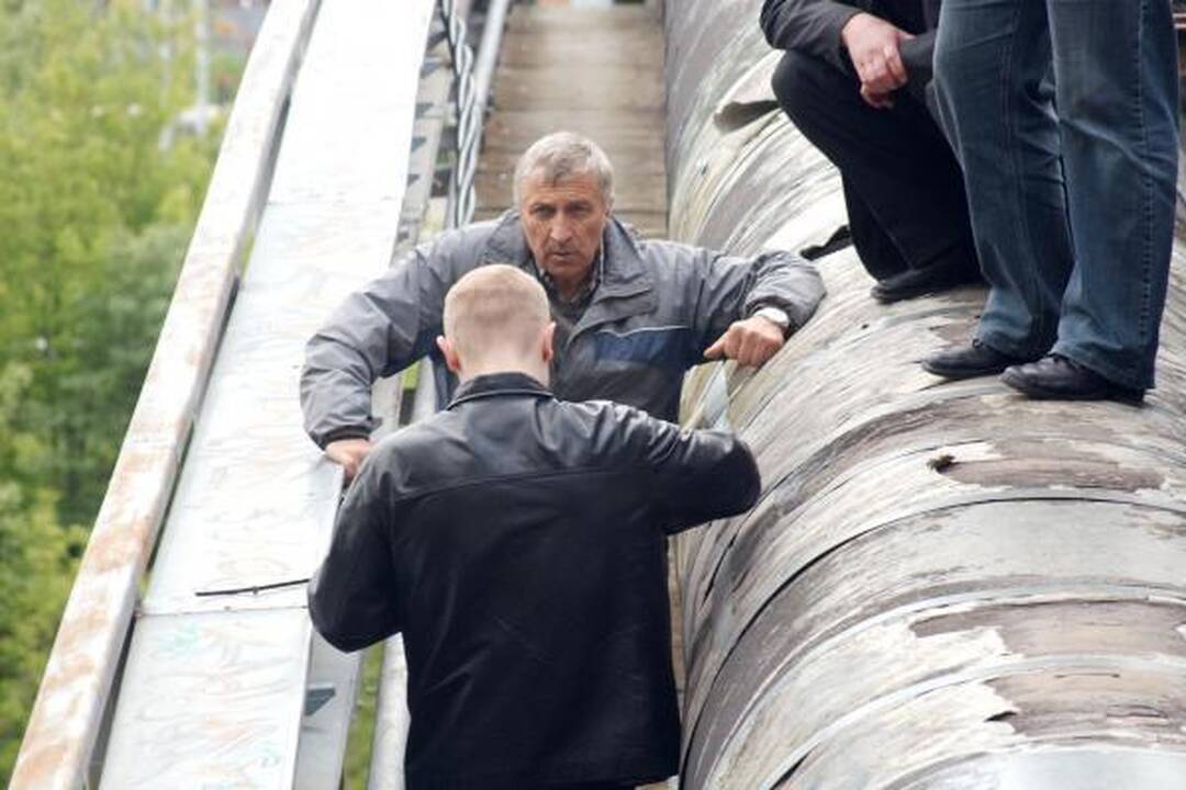 Sostinėje ant tilto nuo elektros išlydžio smarkiai apdegė paauglys