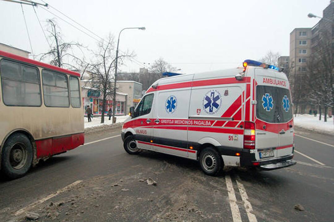Visureigis taranavo Vilniaus patrulių automobilį, sužalota policininkė