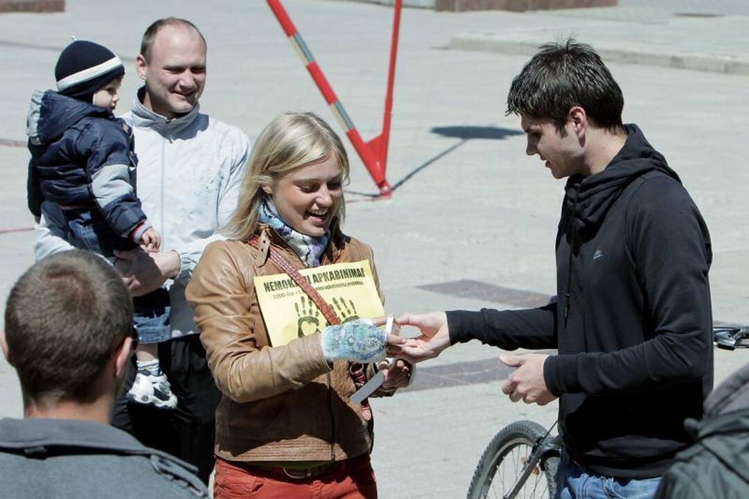 Klaipėdiečiams „dalijo“ nemokamus apkabinimus