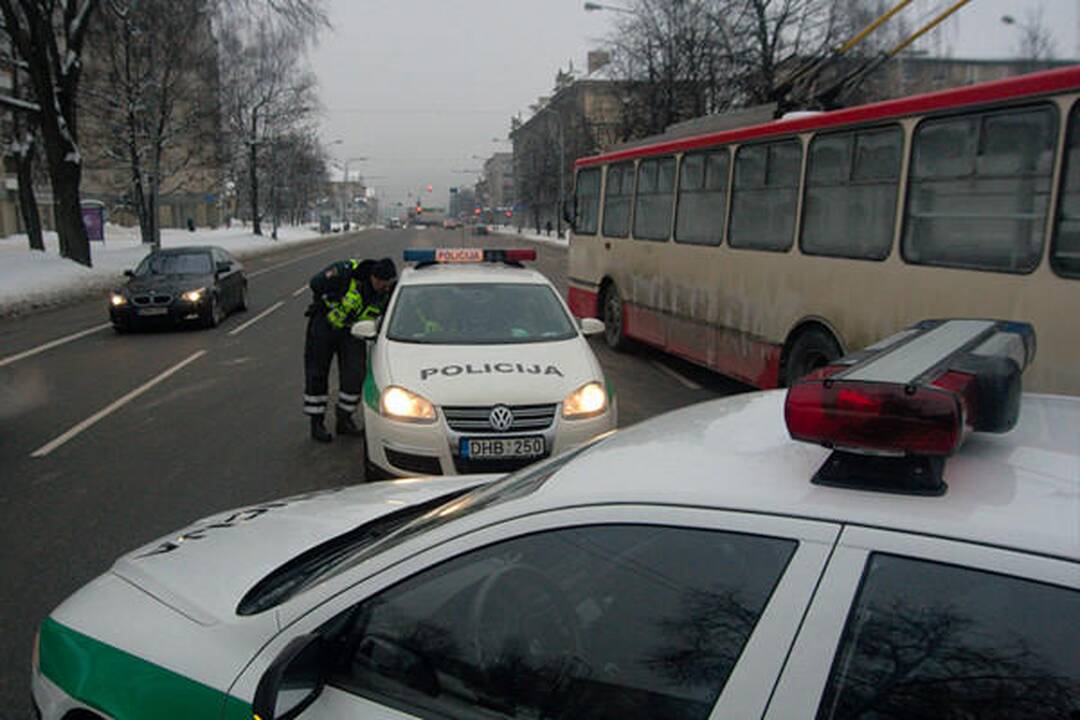 Visureigis taranavo Vilniaus patrulių automobilį, sužalota policininkė