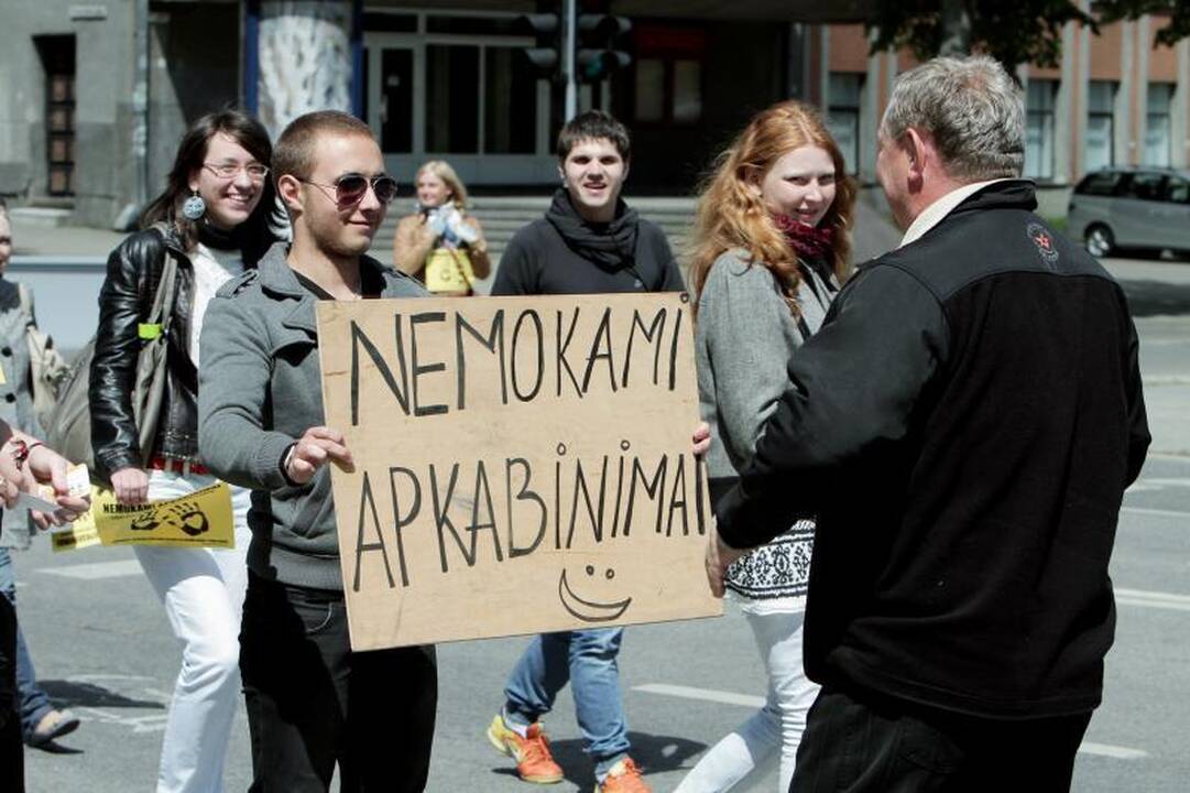Klaipėdiečiams „dalijo“ nemokamus apkabinimus