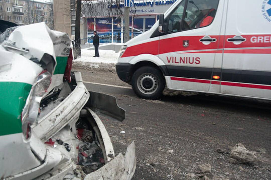 Visureigis taranavo Vilniaus patrulių automobilį, sužalota policininkė