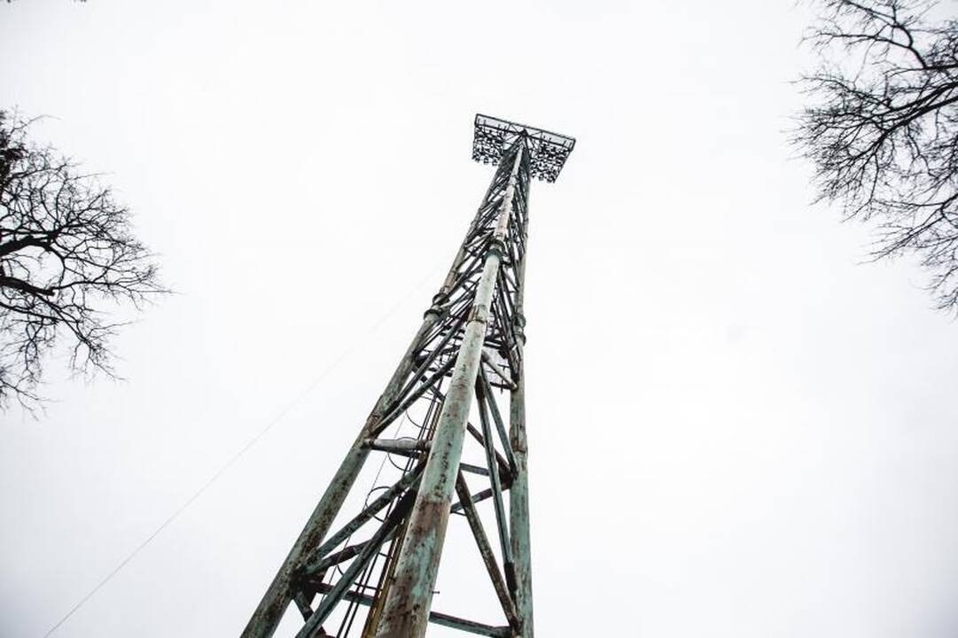 Tušti pažadai: griūvantys stadiono bokštai remonto dar nesulaukė 