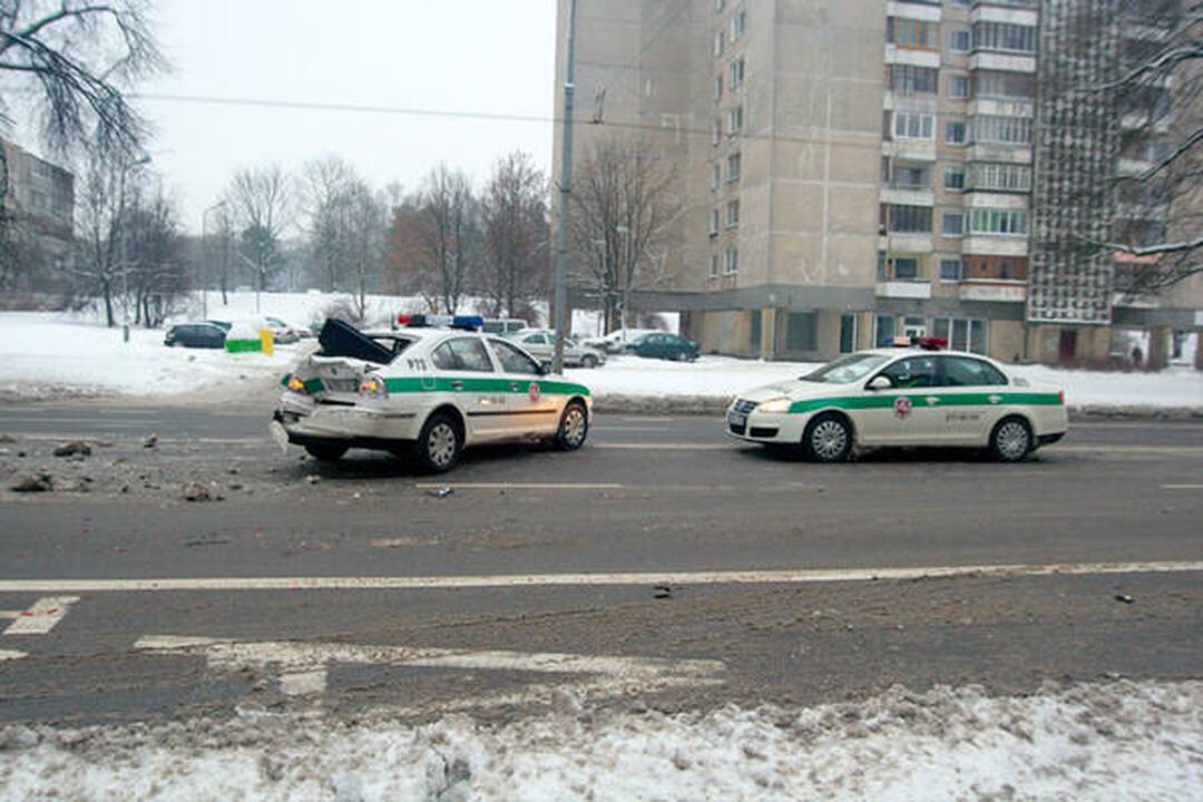 Visureigis taranavo Vilniaus patrulių automobilį, sužalota policininkė