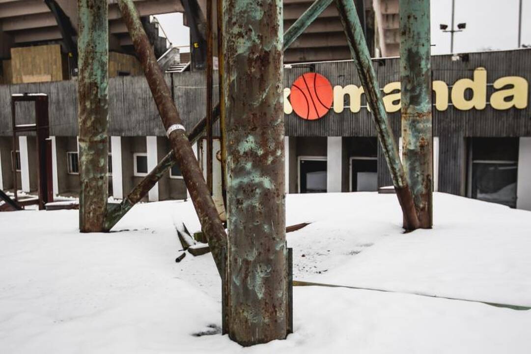 Tušti pažadai: griūvantys stadiono bokštai remonto dar nesulaukė 