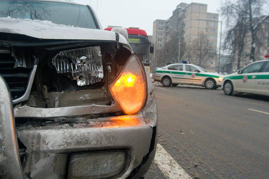 Visureigis taranavo Vilniaus patrulių automobilį, sužalota policininkė