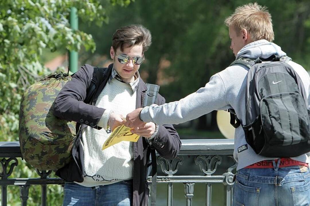 Klaipėdiečiams „dalijo“ nemokamus apkabinimus