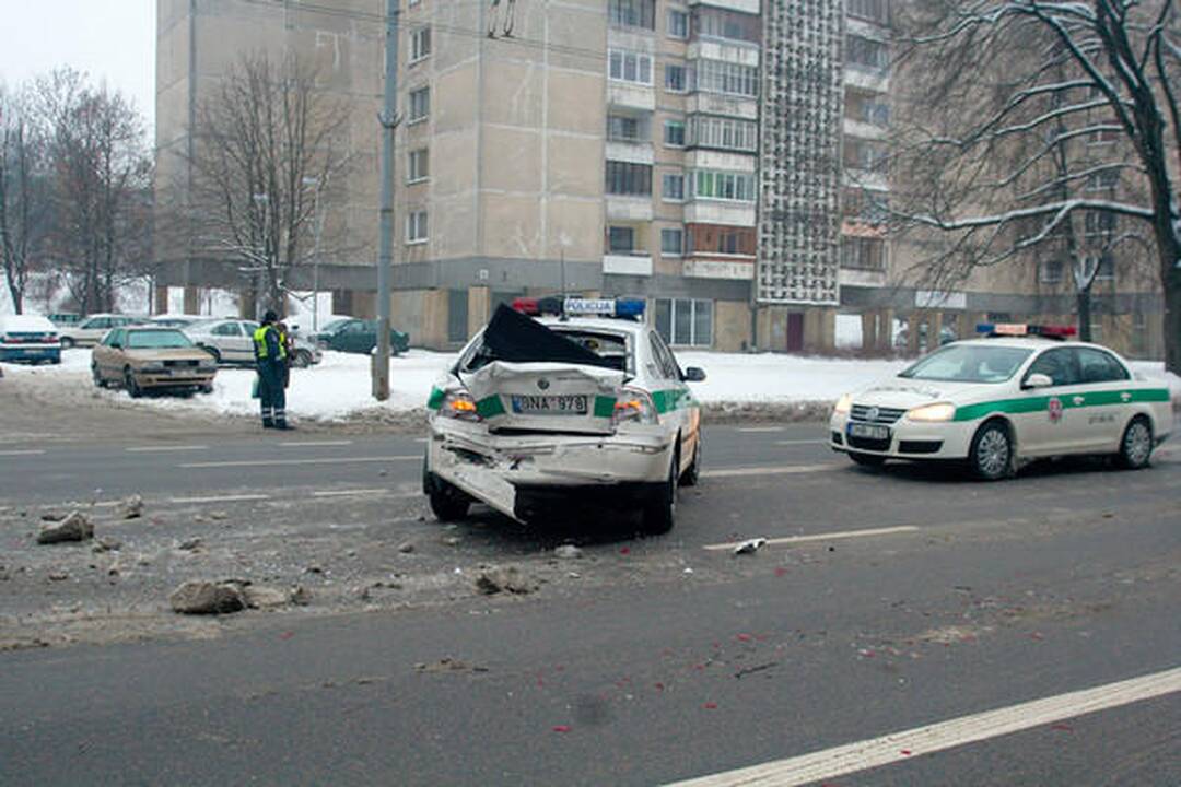 Visureigis taranavo Vilniaus patrulių automobilį, sužalota policininkė