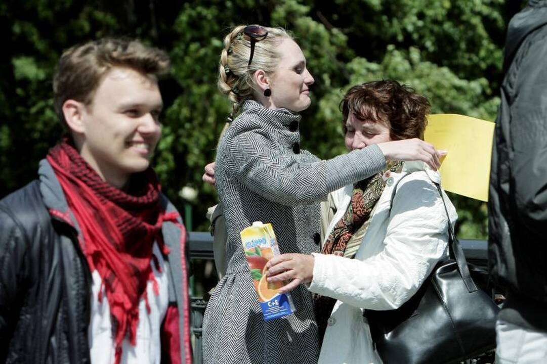 Klaipėdiečiams „dalijo“ nemokamus apkabinimus