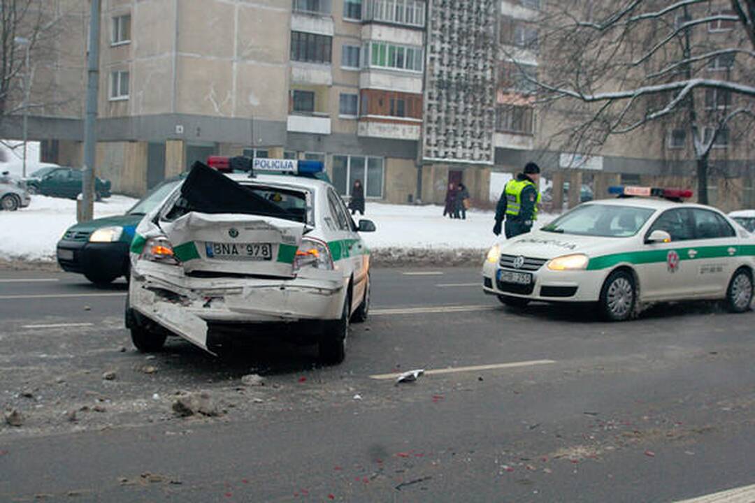 Visureigis taranavo Vilniaus patrulių automobilį, sužalota policininkė