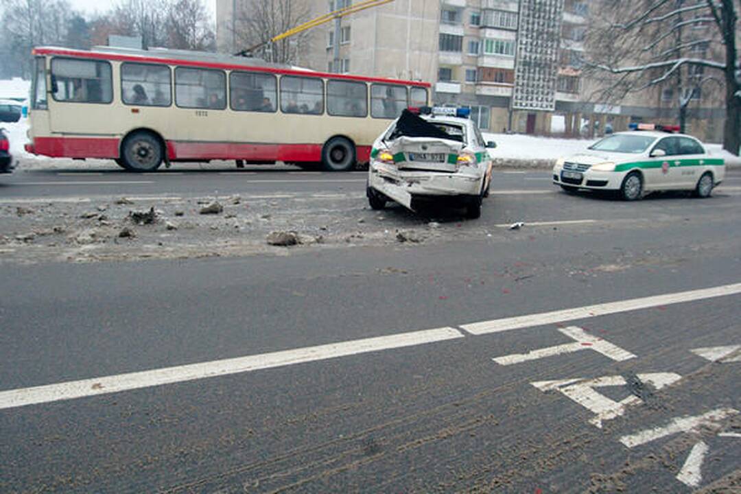 Visureigis taranavo Vilniaus patrulių automobilį, sužalota policininkė