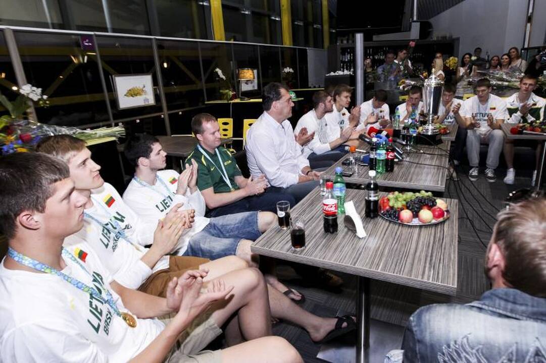 Auksinę jaunimo rinktinę iškilmingai pasitiko sirgaliai