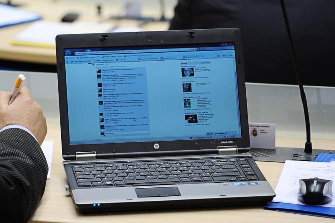 Per posėdį Kauno politikai smaginosi internete ir rūpinosi savo grožiu