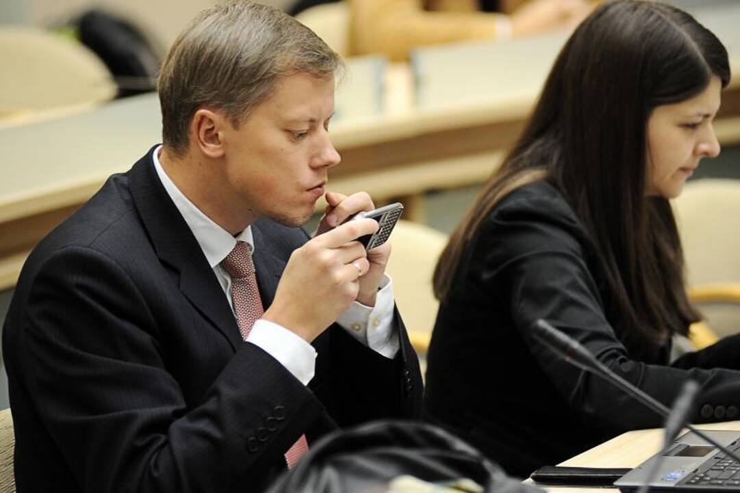 Per posėdį Kauno politikai smaginosi internete ir rūpinosi savo grožiu