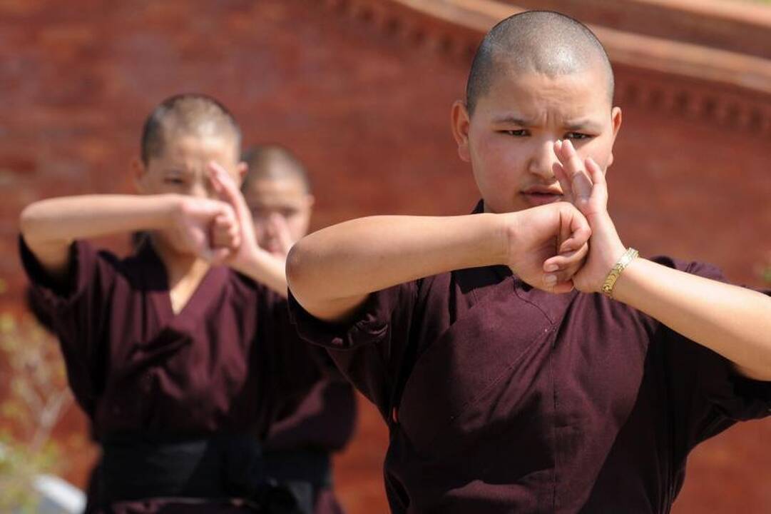 Nepalo vienuolės praktikuoja  kung fu   